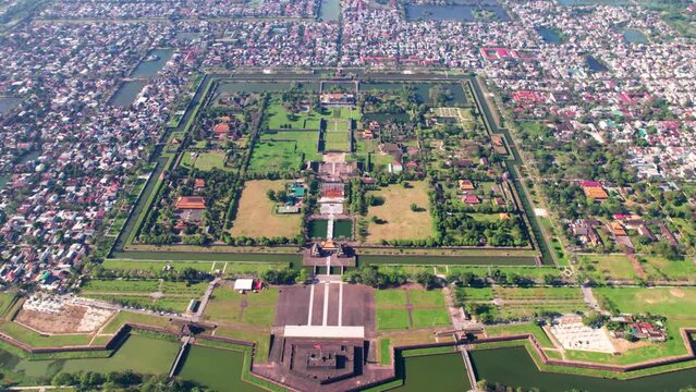 Vue a&eacute;rienne de la cit&eacute; imp&eacute;riale des Nguyen, Hue, Vietnam. La ville fortifi&eacute;e et le palais royal ainsi que les nombreux b&acirc;timents religieux, lacs et remparts. et le drapeau vietnamien flotte au vent