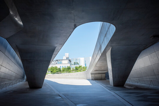 コンクリート橋のトンネル