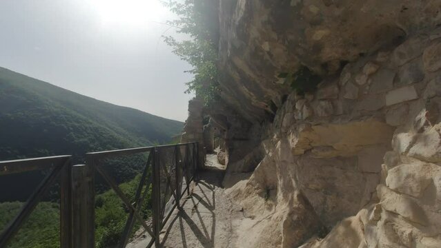 camminata all'interno di un eremo