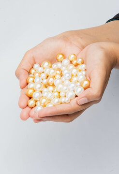 pearl in heand