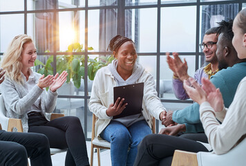 Business people applauding the coach after the lecture .