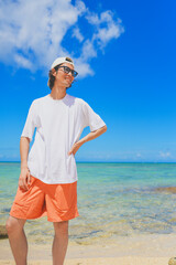南国の美しいビーチを満喫する男性