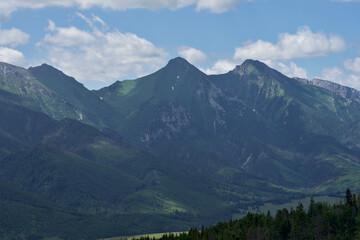 Góry piękne zdjęcie przedstawiające krajobraz górski wysokie szczyty i doliny nad którymi...