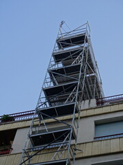 Fototapeta na wymiar Andamios hasta el tejado de un edificio en obras