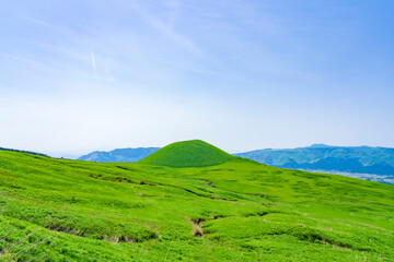 阿蘇の絶景 新緑に輝く米塚