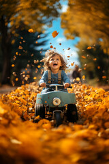 lachender Junge im Spielzeugauto im Herbst