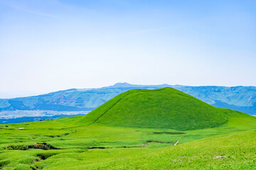 阿蘇の絶景 新緑に輝く米塚