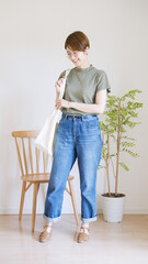 女性夏服のファッションコーディネート全身（縦向き）