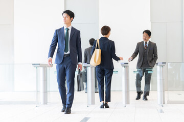 改札を通るビジネスマン