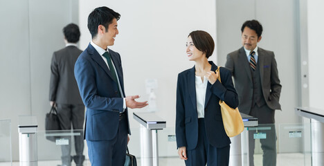改札を通る女性