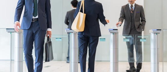 改札を通る女性