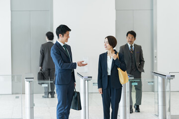改札を通るビジネスマン