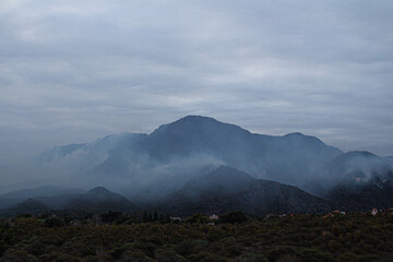 Cerro Uritorco con humo