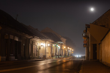 Fototapeta na wymiar Centrum Starego Sącza nocą. Oświetlona uliczka. 