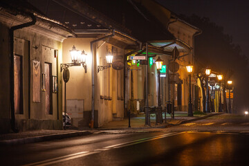 Centrum Starego Sącza nocą. Oświetlona uliczka.  © rogozinski