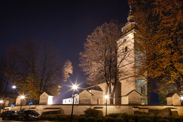 Centrum Starego Sącza nocą. Oświetlony kościół.