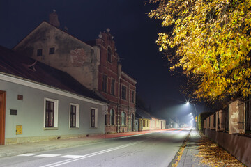 Centrum Starego Sącza nocą. Budynek przy uliczce. © rogozinski