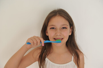 menina escovando os dentes com escova 