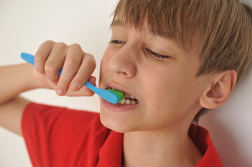 menino escovando os dentes 