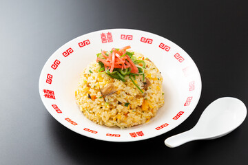 黒背景にチャーハン