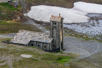 Au sommet du Col de l'Iseran : la Chapelle Notre-Dame de Toute Prudence, Alpes, Vanoise, Savoie,...