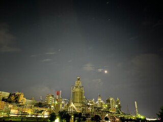 Fototapeta na wymiar 月明かりに映える夜の工場 