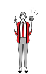 電卓を持って指さす赤い法被を着た販売員のシニア女性