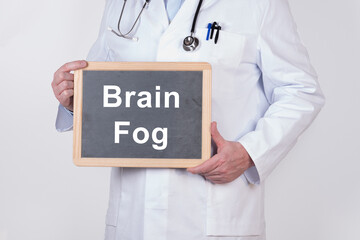 Arzt mit einer Tafel auf der Brain Fog steht