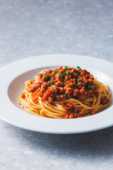 白い皿に盛り付けたスパゲッティミートソース　Spaghetti with meat sauce