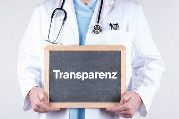 Arzt mit einer Tafel auf der Transparenz steht