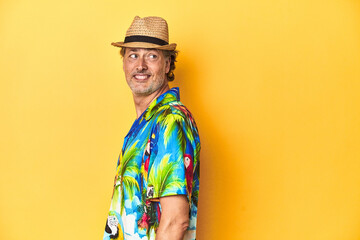 Middle-aged man in Hawaiian shirt and straw hat Middle-aged man in Hawaiian shirt and straw...