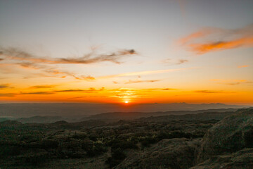el sol cayendo en el horizonte