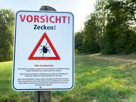 Vorsicht Zecken - Warnschild an einer Wiese in Bietigheim, Baden Württemberg