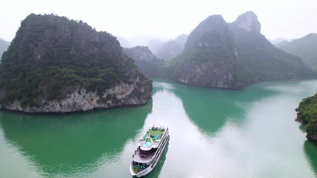 Vue a&eacute;rienne panoramique de la baie d&rsquo;Halong au Vietnam au milieu de la brume, site du patrimoine mondial de l&rsquo;UNESCO, croisi&egrave;re en jonque traditionnelle dans le golfe du Tonkin, Asie du Sud-Est.