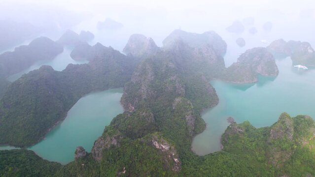 Vue a&eacute;rienne panoramique de la baie d&rsquo;Halong au Vietnam au milieu de la brume, site du patrimoine mondial de l&rsquo;UNESCO, croisi&egrave;re en jonque traditionnelle dans le golfe du Tonkin, Asie du Sud-Est.