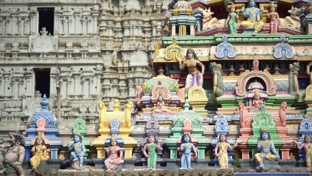 Coloured statues of hindu gods in Arunachaleswarar Temple. Tiruvannamalai, Tamil Nadu, India. 