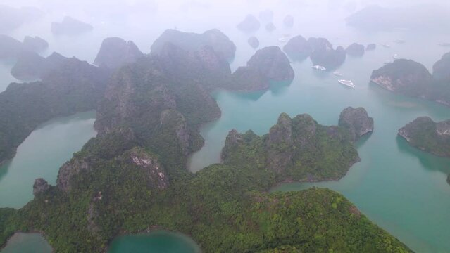 Vue a&eacute;rienne panoramique de la baie d&rsquo;Halong au Vietnam au milieu de la brume, site du patrimoine mondial de l&rsquo;UNESCO, croisi&egrave;re en jonque traditionnelle dans le golfe du Tonkin, Asie du Sud-Est.
