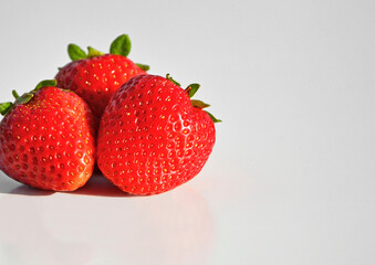 dojrzałe truskawki, Ripe red strawberry on white background, truskawki (Fragaria × ananassa),...