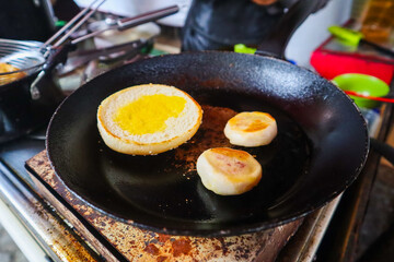 The process of cooking burgers with sesame buns by melting butter makes it even more delicious. Delicious and cheap homemade burgers