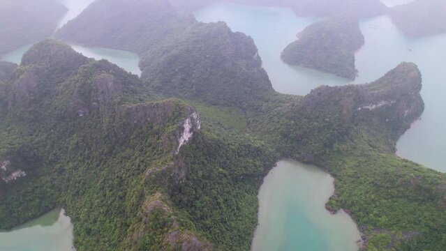 Vue a&eacute;rienne panoramique de la baie d&rsquo;Halong au Vietnam au milieu de la brume, site du patrimoine mondial de l&rsquo;UNESCO, croisi&egrave;re en jonque traditionnelle dans le golfe du Tonkin, Asie du Sud-Est.