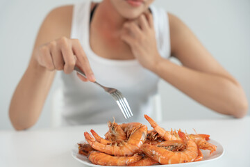 food allergies, women have reactions itching and redness after eating shrimp, seafood allergy,...