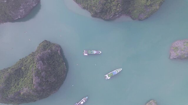 Vue a&eacute;rienne panoramique de la baie d&rsquo;Halong au Vietnam au milieu de la brume, site du patrimoine mondial de l&rsquo;UNESCO, croisi&egrave;re en jonque traditionnelle dans le golfe du Tonkin, Asie du Sud-Est.