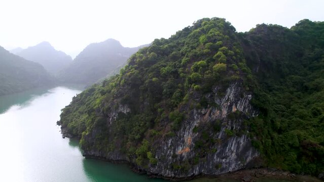 Vue a&eacute;rienne panoramique de la baie d&rsquo;Halong au Vietnam au milieu de la brume, site du patrimoine mondial de l&rsquo;UNESCO, croisi&egrave;re en jonque traditionnelle dans le golfe du Tonkin, Asie du Sud-Est.