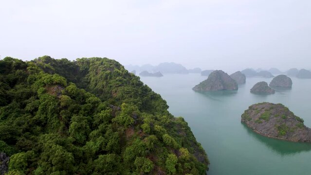 Vue a&eacute;rienne panoramique de la baie d&rsquo;Halong au Vietnam au milieu de la brume, site du patrimoine mondial de l&rsquo;UNESCO, croisi&egrave;re en jonque traditionnelle dans le golfe du Tonkin, Asie du Sud-Est.