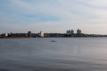 Fototapeta premium paisaje ciudad rio