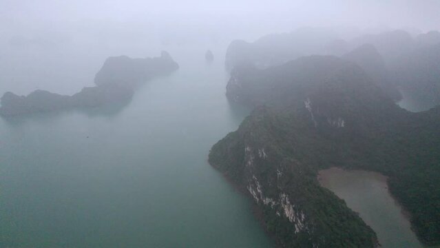 Vue a&eacute;rienne panoramique de la baie d&rsquo;Halong au Vietnam au milieu de la brume, site du patrimoine mondial de l&rsquo;UNESCO, croisi&egrave;re en jonque traditionnelle dans le golfe du Tonkin, Asie du Sud-Est.