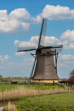 Historische Windm&uuml;hle mit Reetdach in Workum, Niedelande