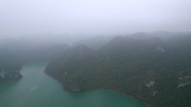 Vue a&eacute;rienne panoramique de la baie d&rsquo;Halong au Vietnam au milieu de la brume, site du patrimoine mondial de l&rsquo;UNESCO, croisi&egrave;re en jonque traditionnelle dans le golfe du Tonkin, Asie du Sud-Est.