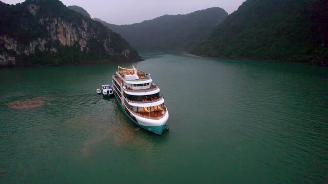 Vue a&eacute;rienne panoramique de la baie d&rsquo;Halong au Vietnam au milieu de la brume, site du patrimoine mondial de l&rsquo;UNESCO, croisi&egrave;re en jonque traditionnelle dans le golfe du Tonkin, Asie du Sud-Est.