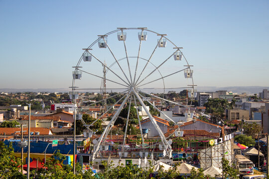 Uma roda gigante no parque de divers&atilde;o ddentro da cidade.